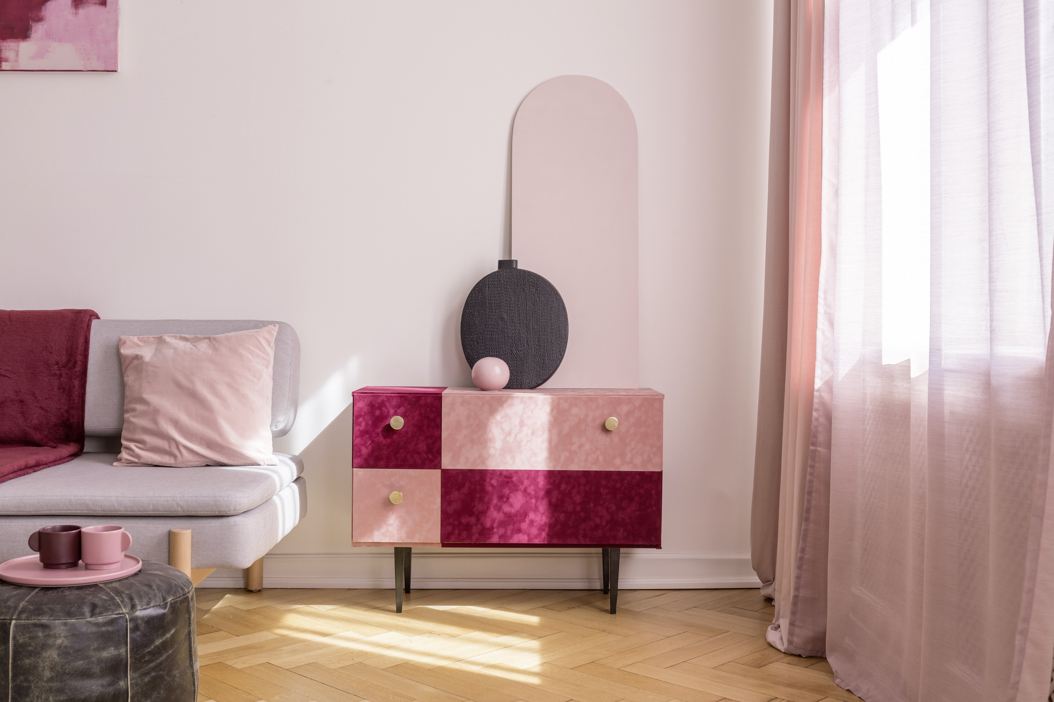 Eine pinke Kommode
