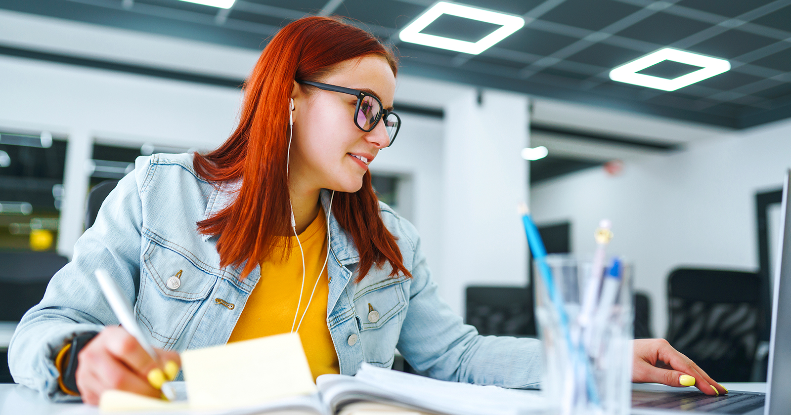 Mädchen recherchiert mit Laptop | Credit: stock.adobe.com/maxbelchenko