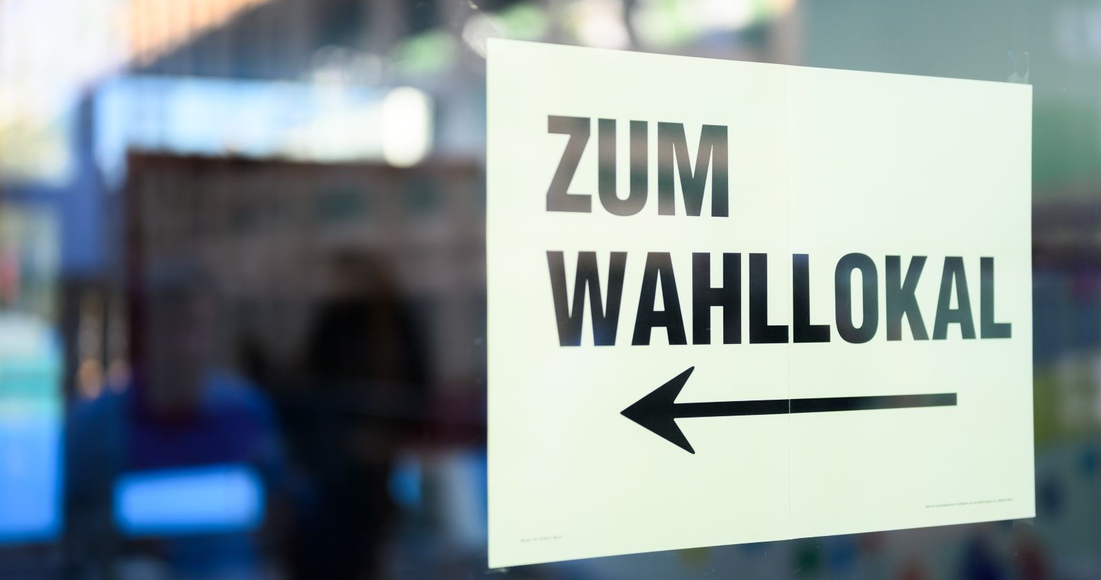 Schild mit Pfeil und Text "Zum Wahllokal".