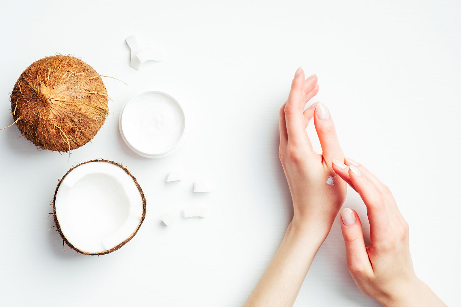 Frauenhände und Kokosöl | Credit: iStock.com/photoguns