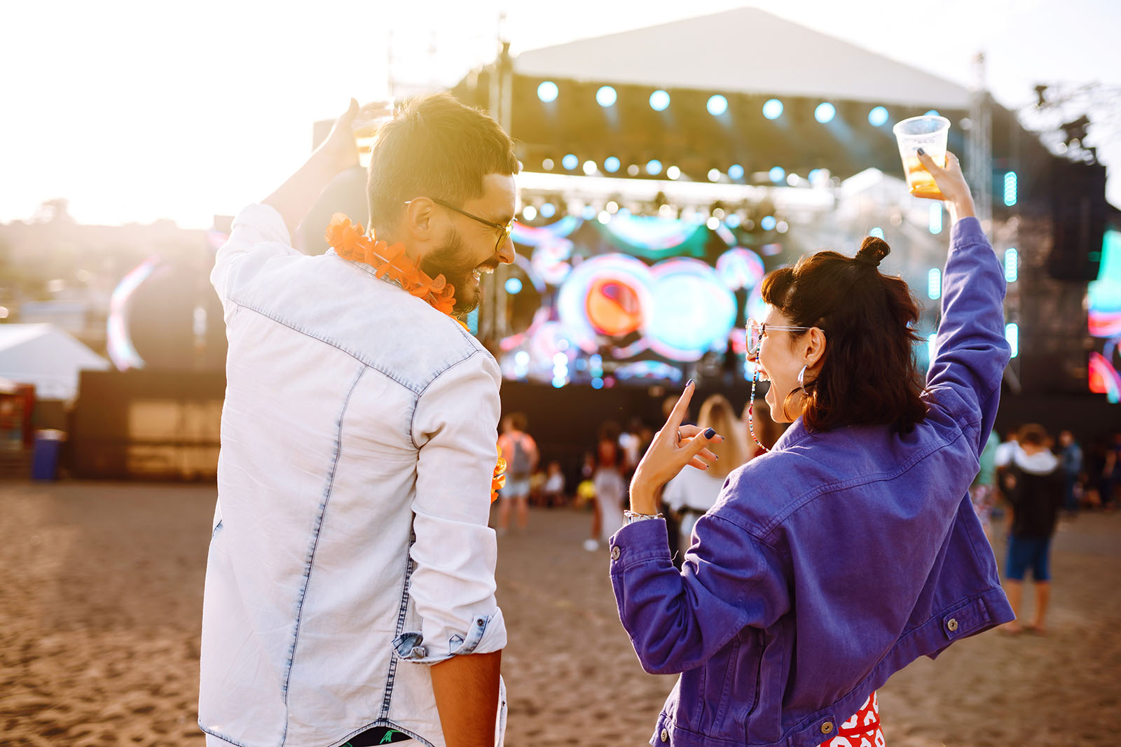Ein Paar bei einem Festival | Credit: iStock.com/Maksym Belchenko