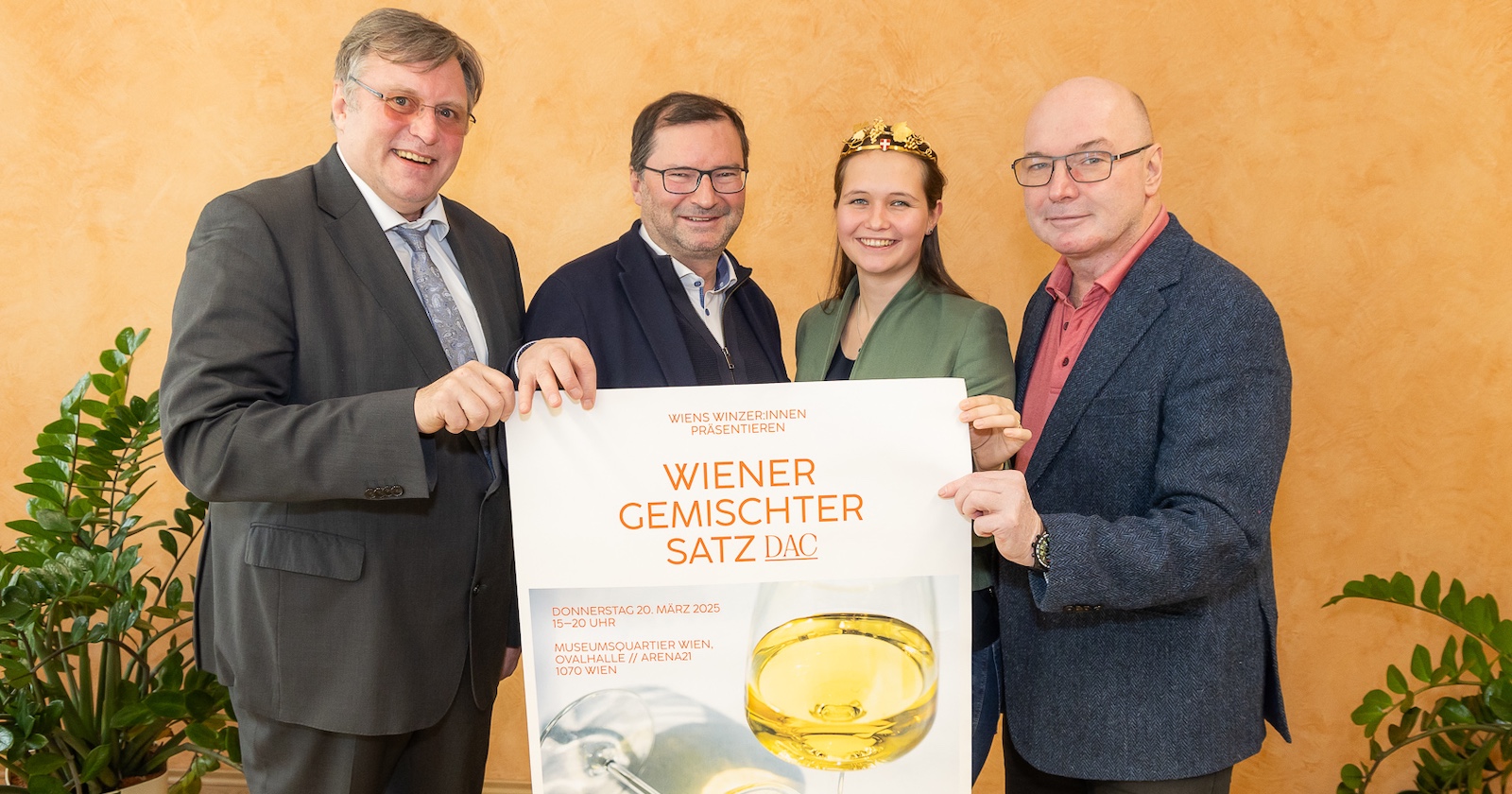 Veranstalter halten das Plakat zur Weinpräsentation für den Wiener Gemischten Satz DAC 2024