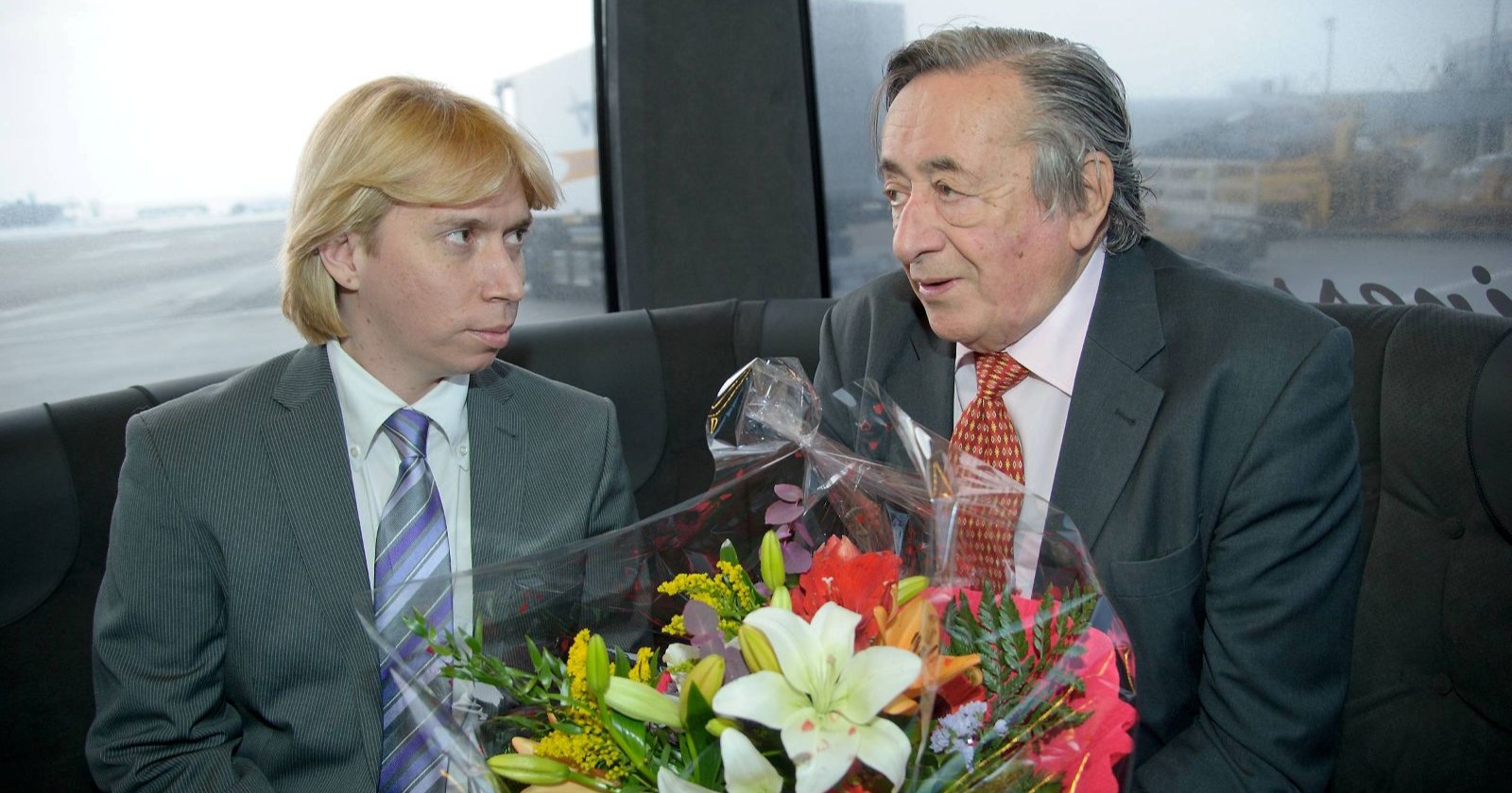 Helmut Werner und Richard Lugner sitzen auf schwarzer Couch