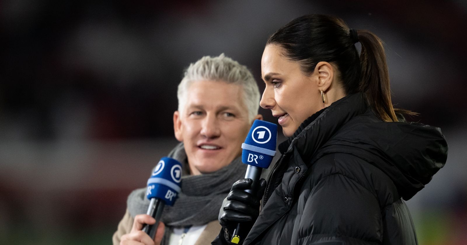 Esther Sedlaczek und Bastian Schweinsteiger mit Mikrophon