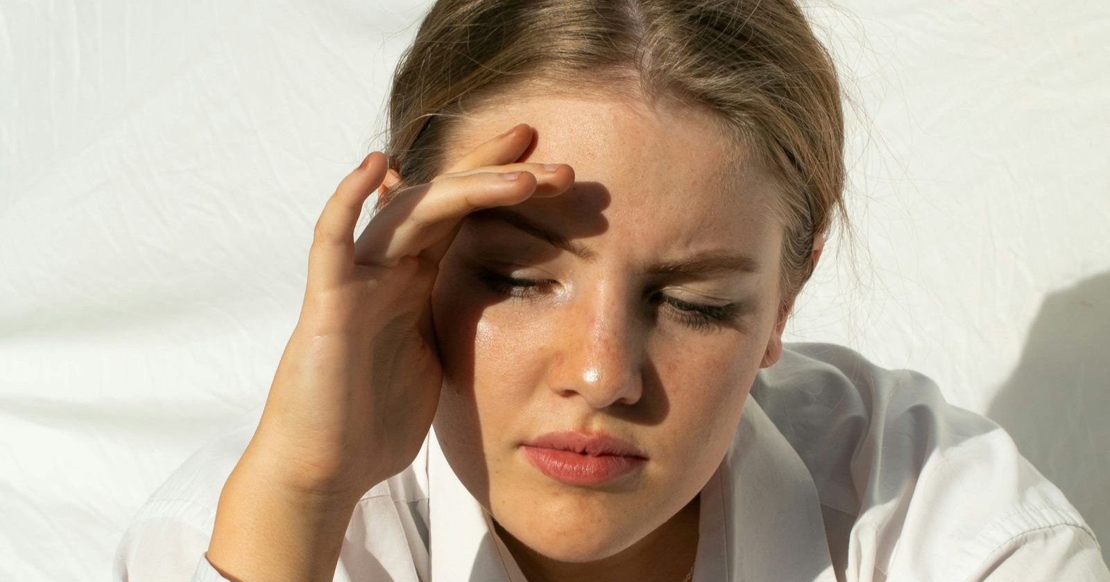 Frau mit Sonne im Gesicht