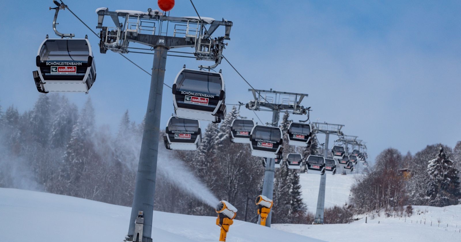 Gondeln der Schönleitenbahn in Saalbach-Hinterglemm.