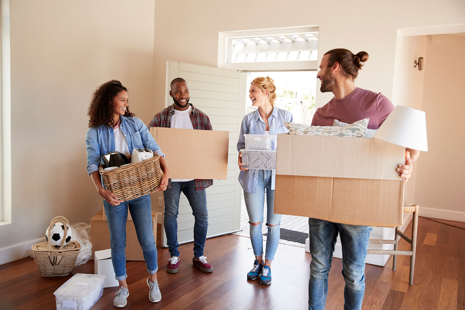 Freunde helfen beim Umziehen | Credit: iStock.com/monkeybusinessimages