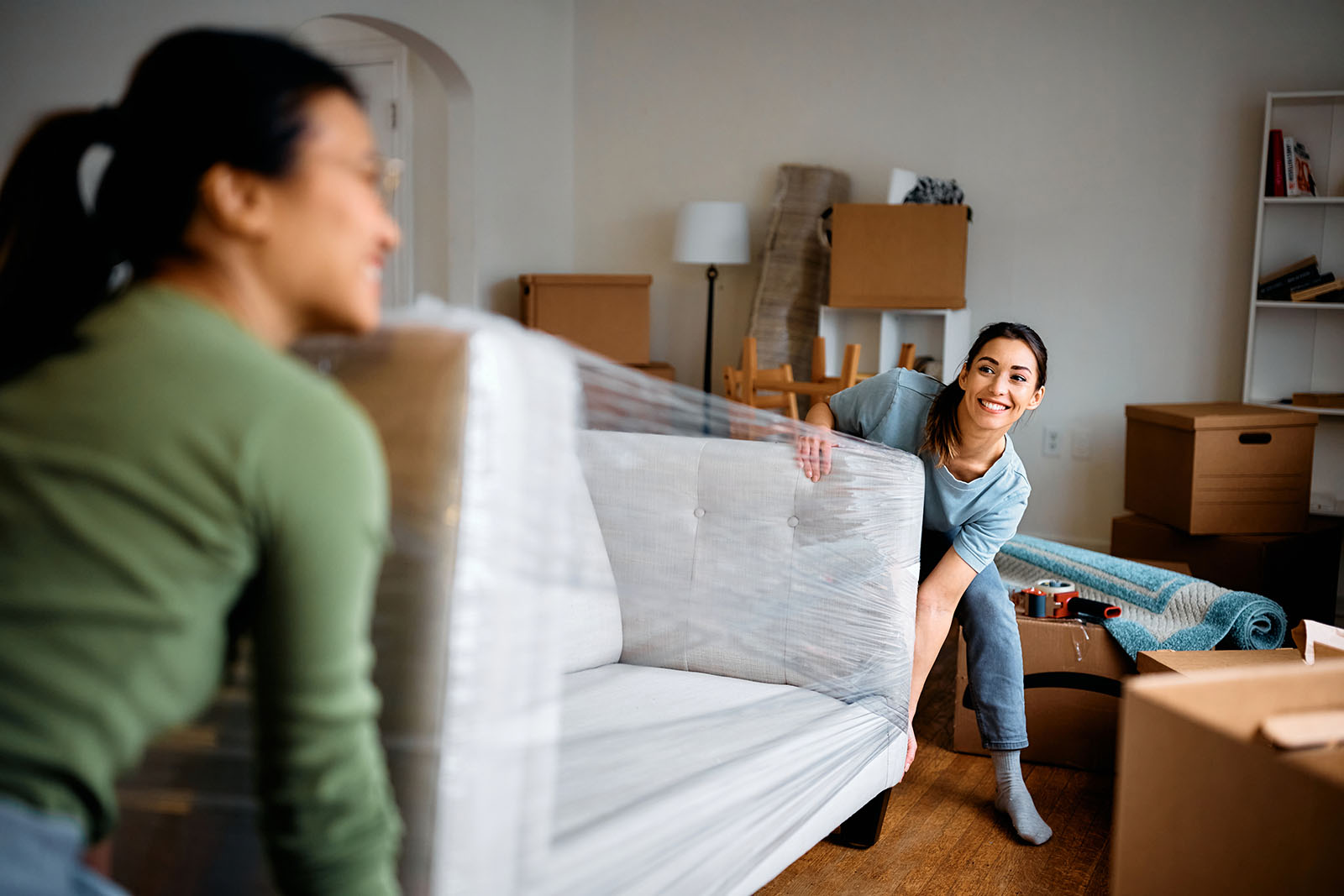 Frau hilft Freundin beim Umzug | Credit: iStock.com/Drazen Zigic