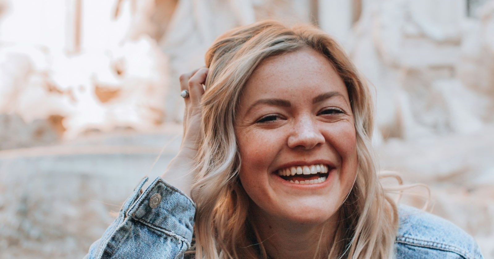 Eine lachende Blondine