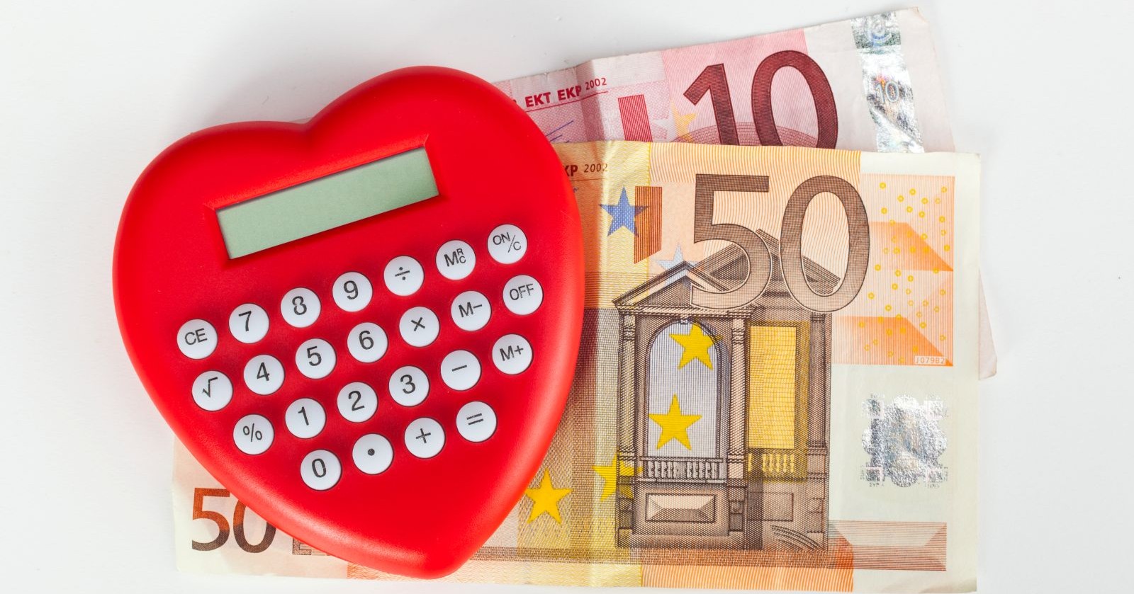 Herzförmiger Taschenrechner, darunter 50- und 10-Euro-Schein