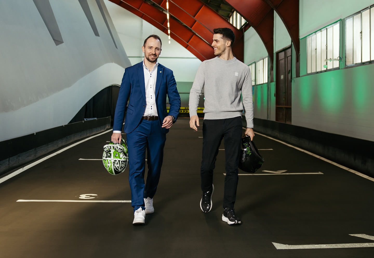 VKB-Generaldirektor Markus Auer mit DTM-Pilot Thomas Preining