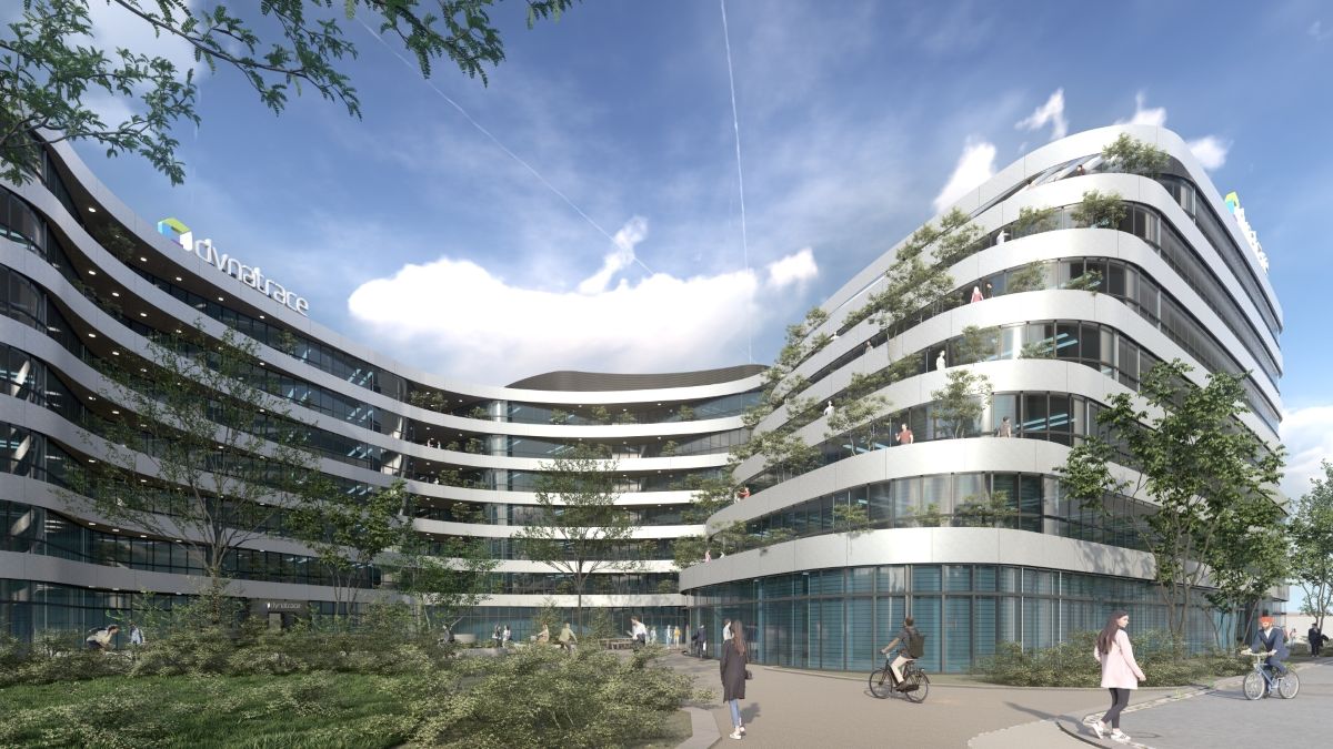 Außenansicht des neuen Dynatrace Campus mit großzügigen Grünflächen.