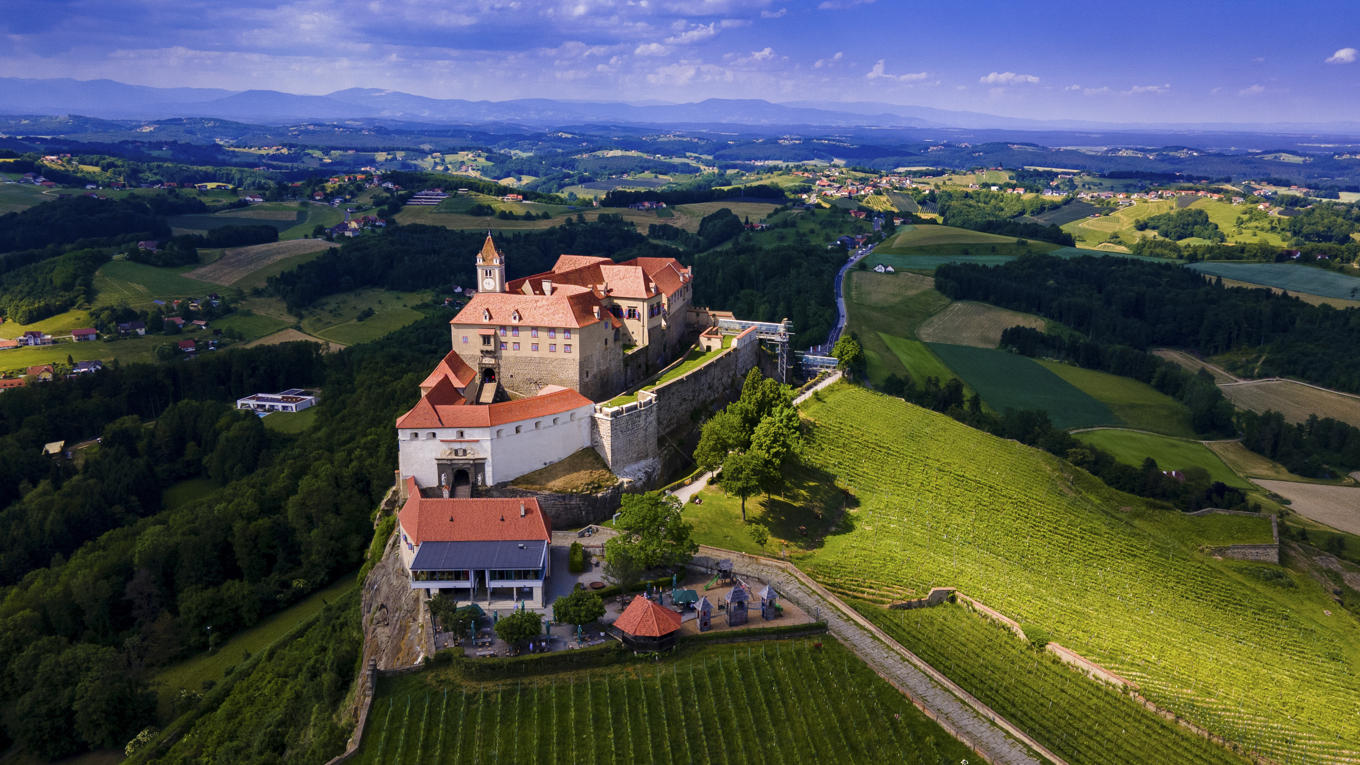 Eine große Burg auf einem Hügel