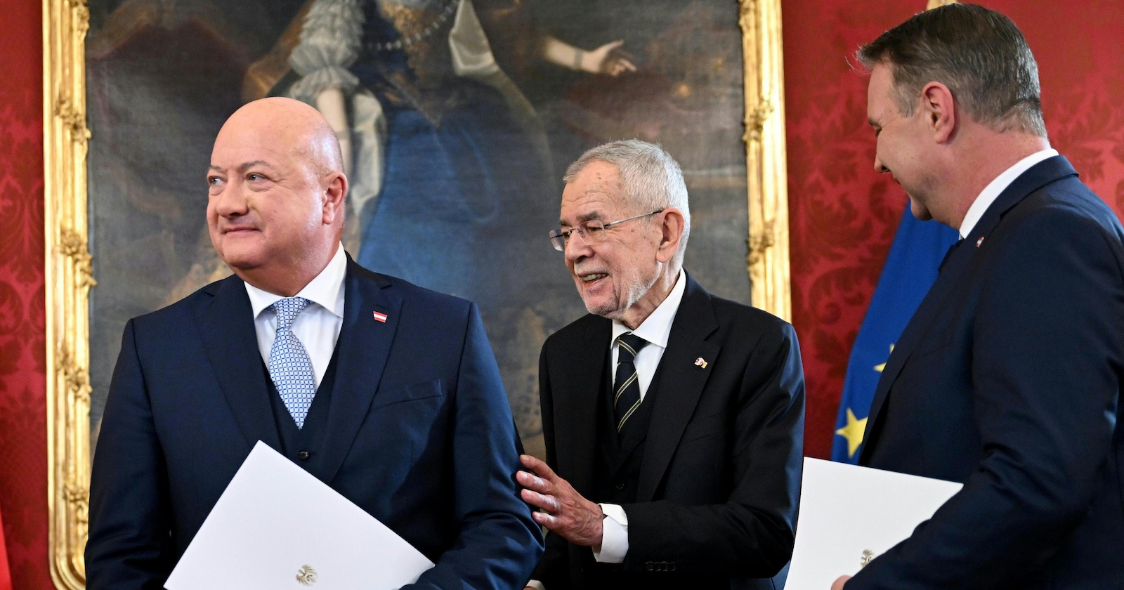 WIEN - ÖSTERREICH: (v.l.) Christian Stocker (Bundeskanzler, ÖVP), Bundespräsident Alexander Van der Bellen und Andreas Babler (Vizekanzler, Wohnen, Kunst, Kultur, Medien und Sport, SPÖ) am Montag, 3. März 2025, im Rahmen der Angelobung der neuen Bundesregierung in der Präsidentschaftskanzlei in Wie