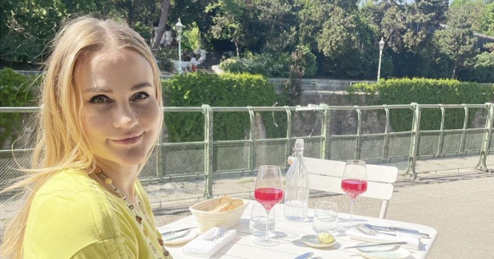 Boxerin Nicole Wesner in einem gelben T-Shirt