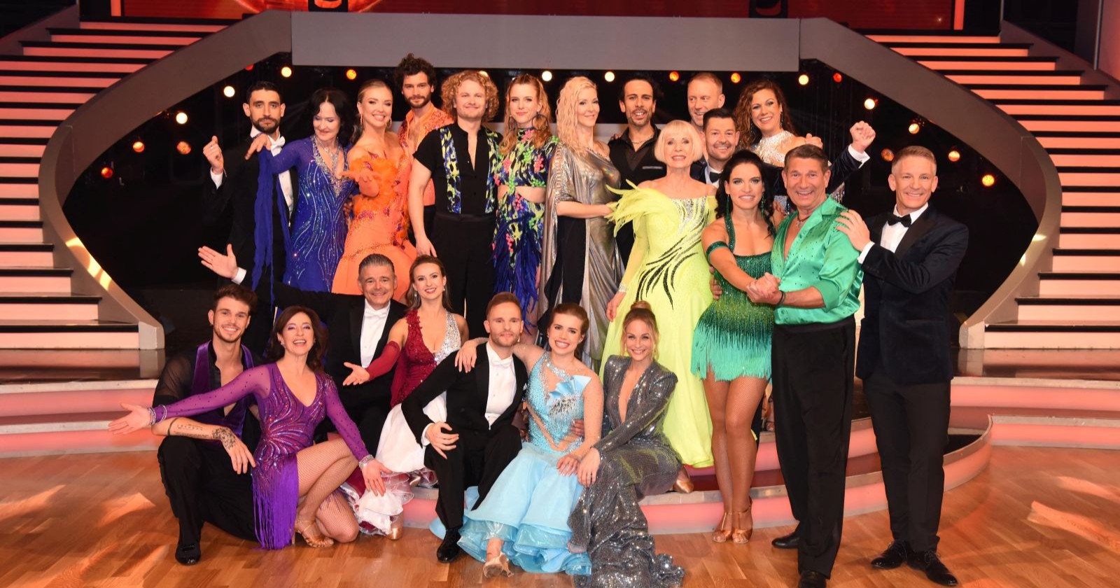 "Dancing Stars"-Kandidaten posieren zusammen