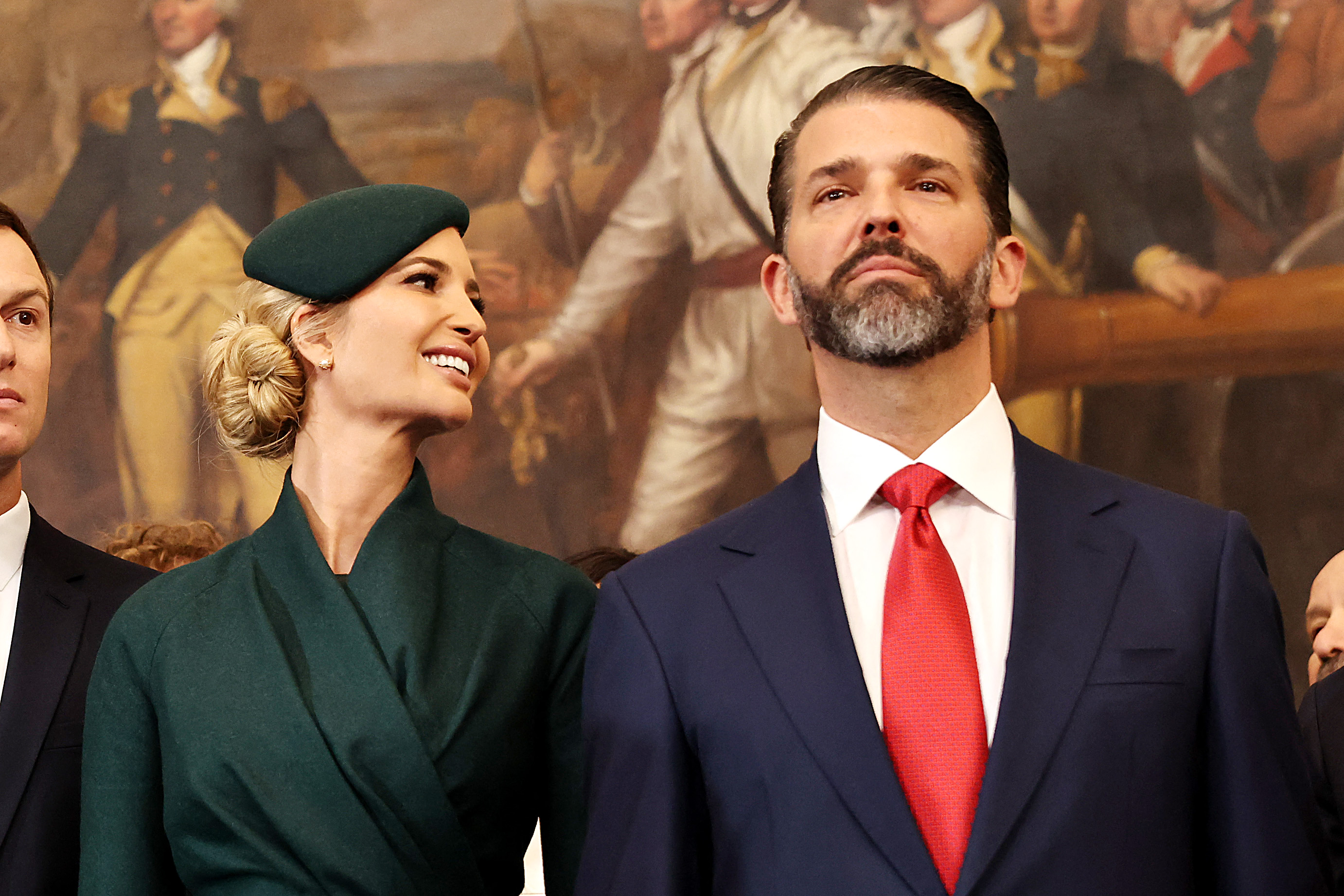 Ein Mann und eine Frau stehen nebeneinander