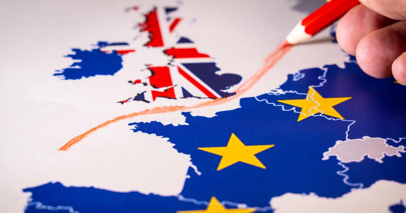 Jemand zeichnet eine Linie zwischen Festland und Großbritannien.