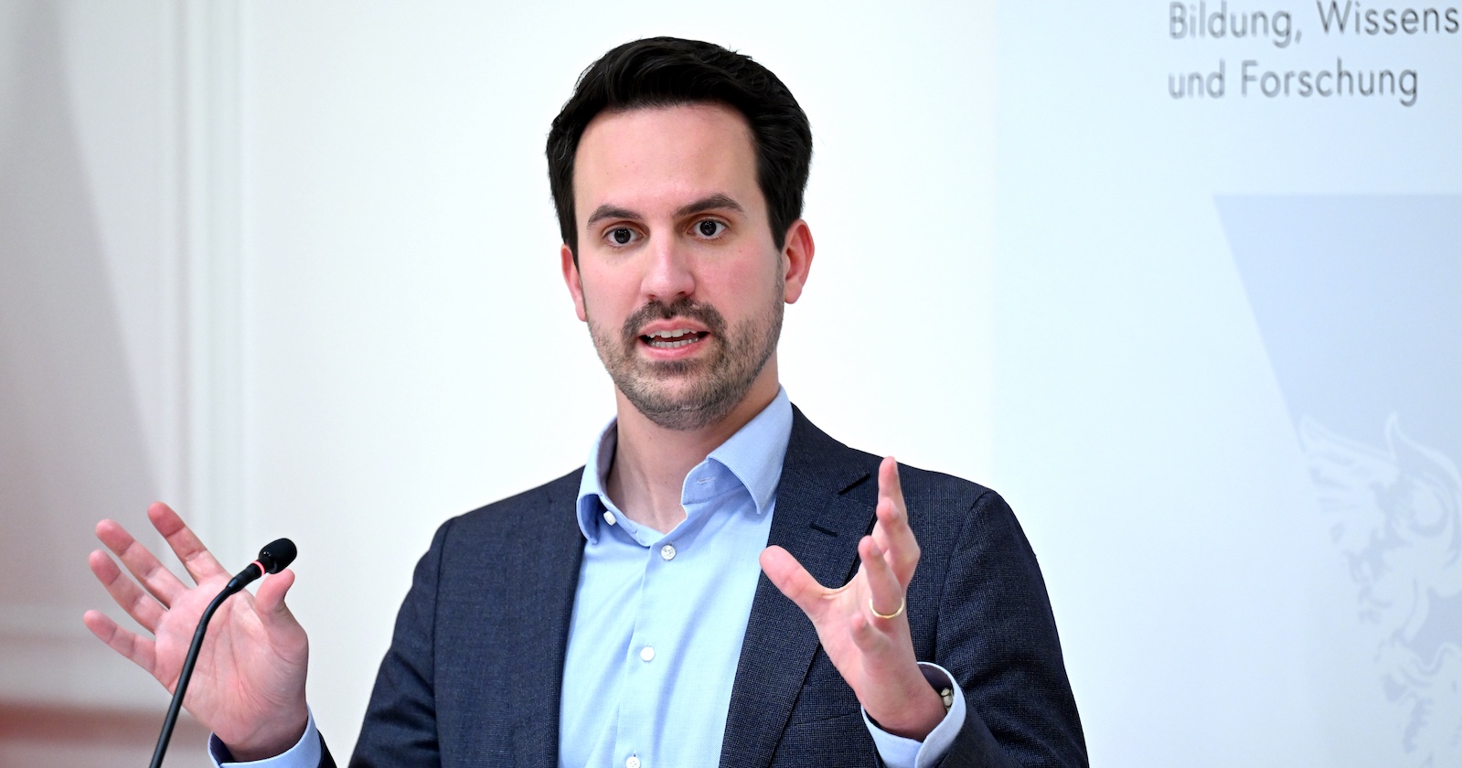 Bildungsminister Wiederkehr (NEOS) plant ein Handyverbot an Schulen.