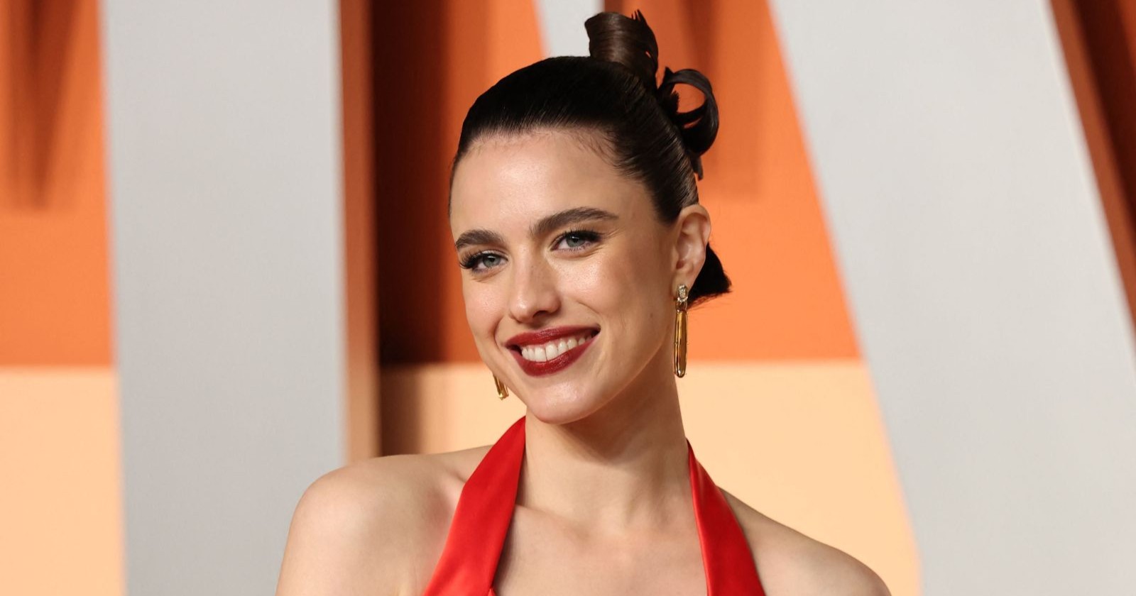 Margaret Qualley in einem roten Kleid bei den Oscars 2025