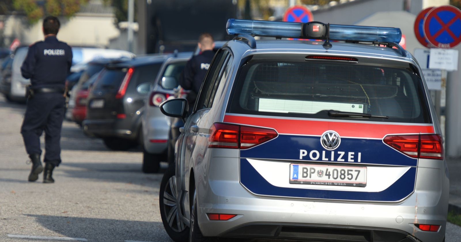 Polizist und Polizeiwagen