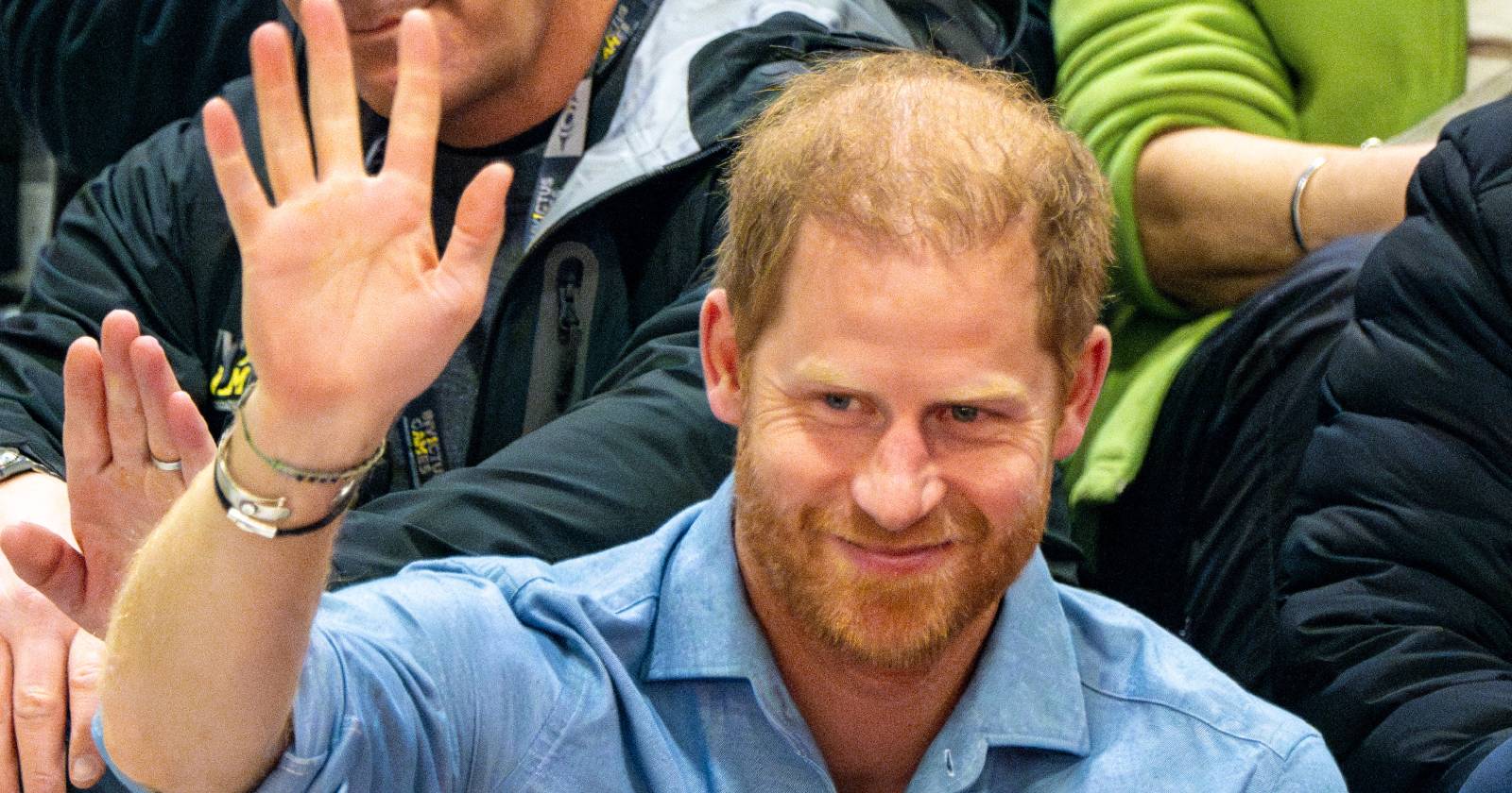 Aufnahme des britischen Prinzens Harry, der im Publikum der Invictus Games in Vancouver sitzt und in die Kamera winkt
