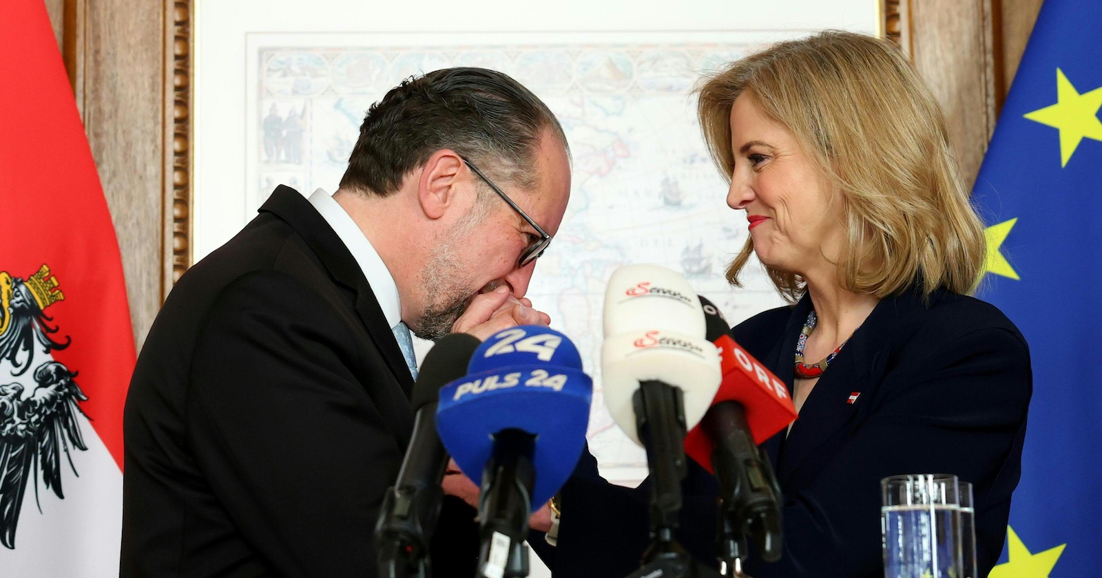 Die Übergabe zwischen Schallenberg und Nachfolgerin Meinl-Reisinger fiel überaus herzlich aus.