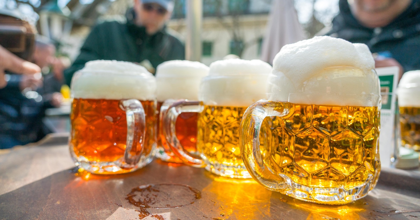 Neben der knusprigen Stelze ist das Schweizerhaus vor allem für sein süffiges Budweiser-Bier bekannt.