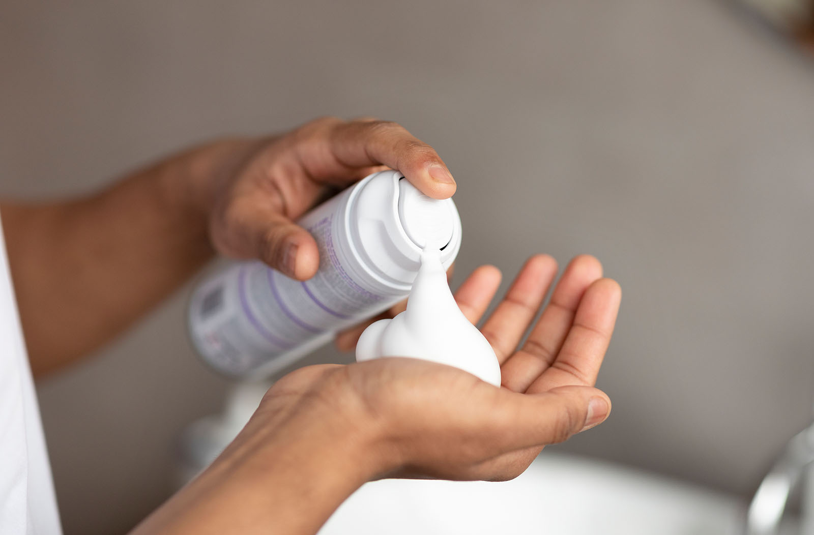 Rasierschaum in einer Hand | Credit: iStock.com/Prostock-Studio