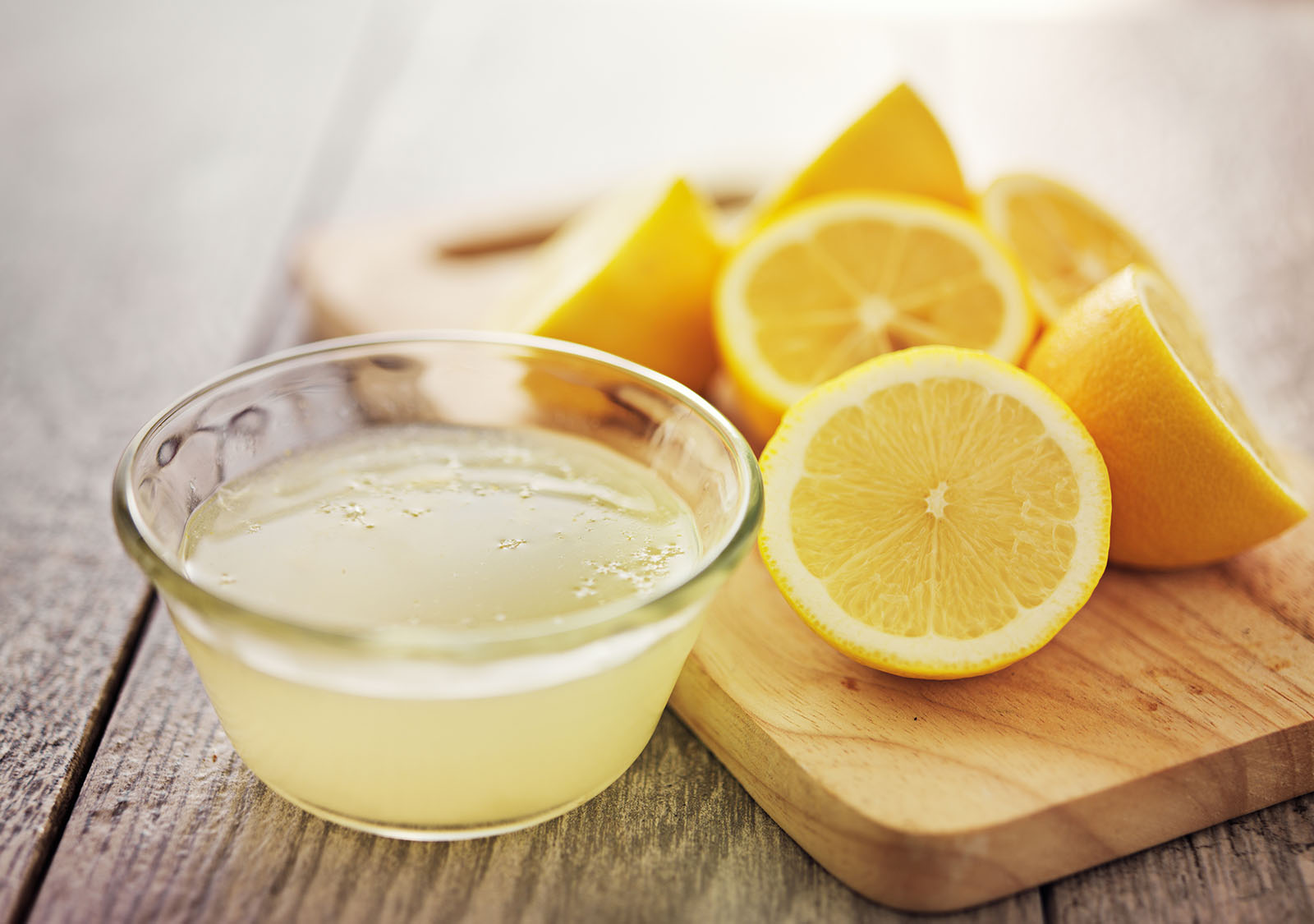 Zitronensaft in einem Glas | Credit: iStock.com/rez-art