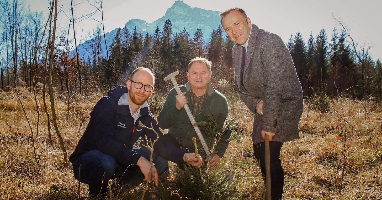 DI Martin Winkler (Geschäftsführer proHolz Salzburg), Ök.-Rat Rudolf Rosenstatter (Obmann proHolz Salzburg) und Bürgermeister Bernhard Auinger (v. li.).