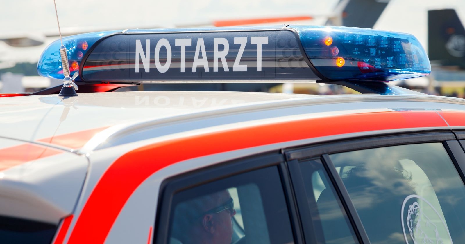 Blaulicht und Schriftzug „Notarzt“ auf dem Dach eines Einsatzfahrzeug