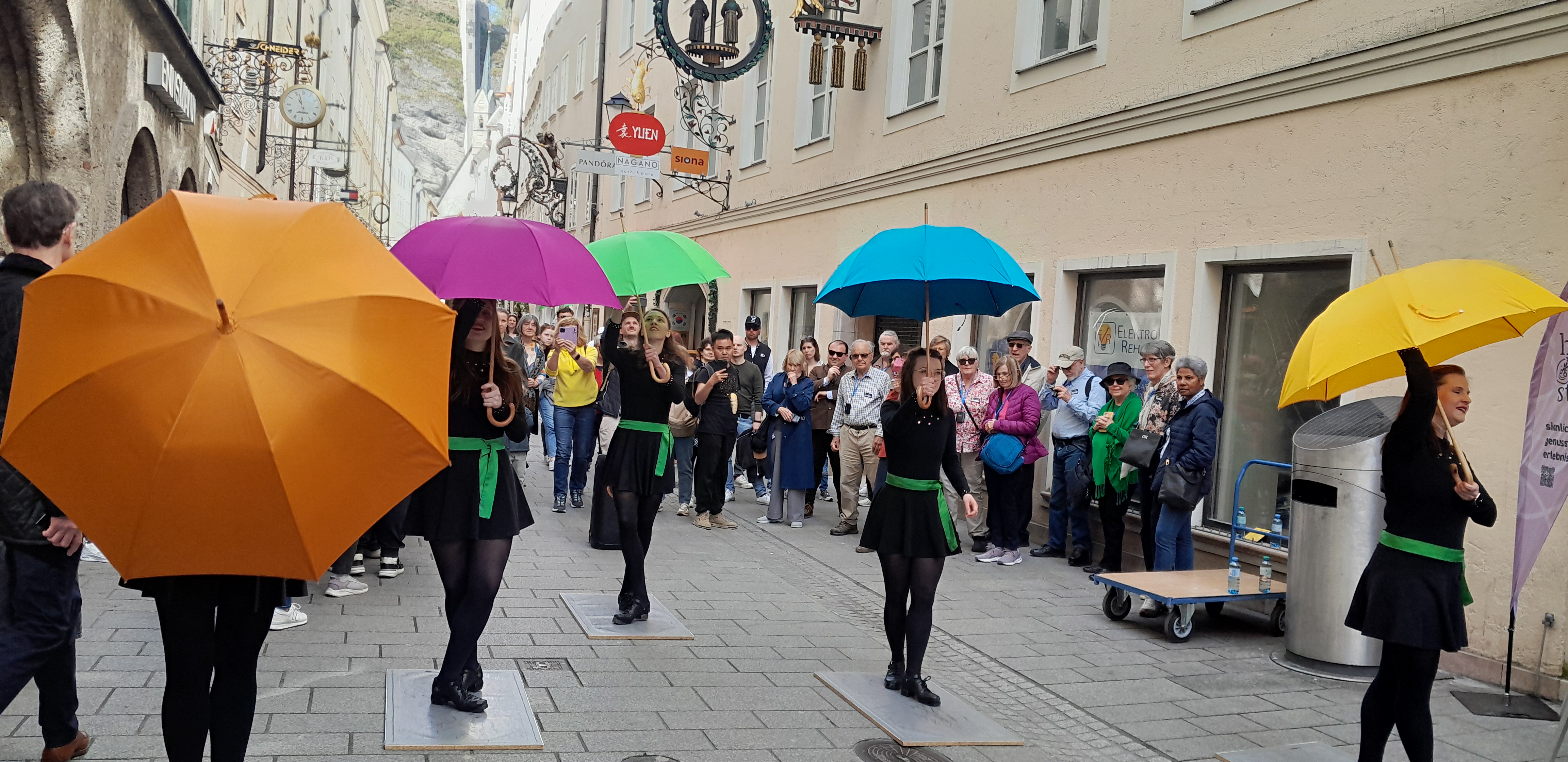 Die Schirmmacherei Kirchtag lud zu einer Schirm-Show mit Stepptanz der „Irish Beat Factory“ in der Getreidegasse ein.