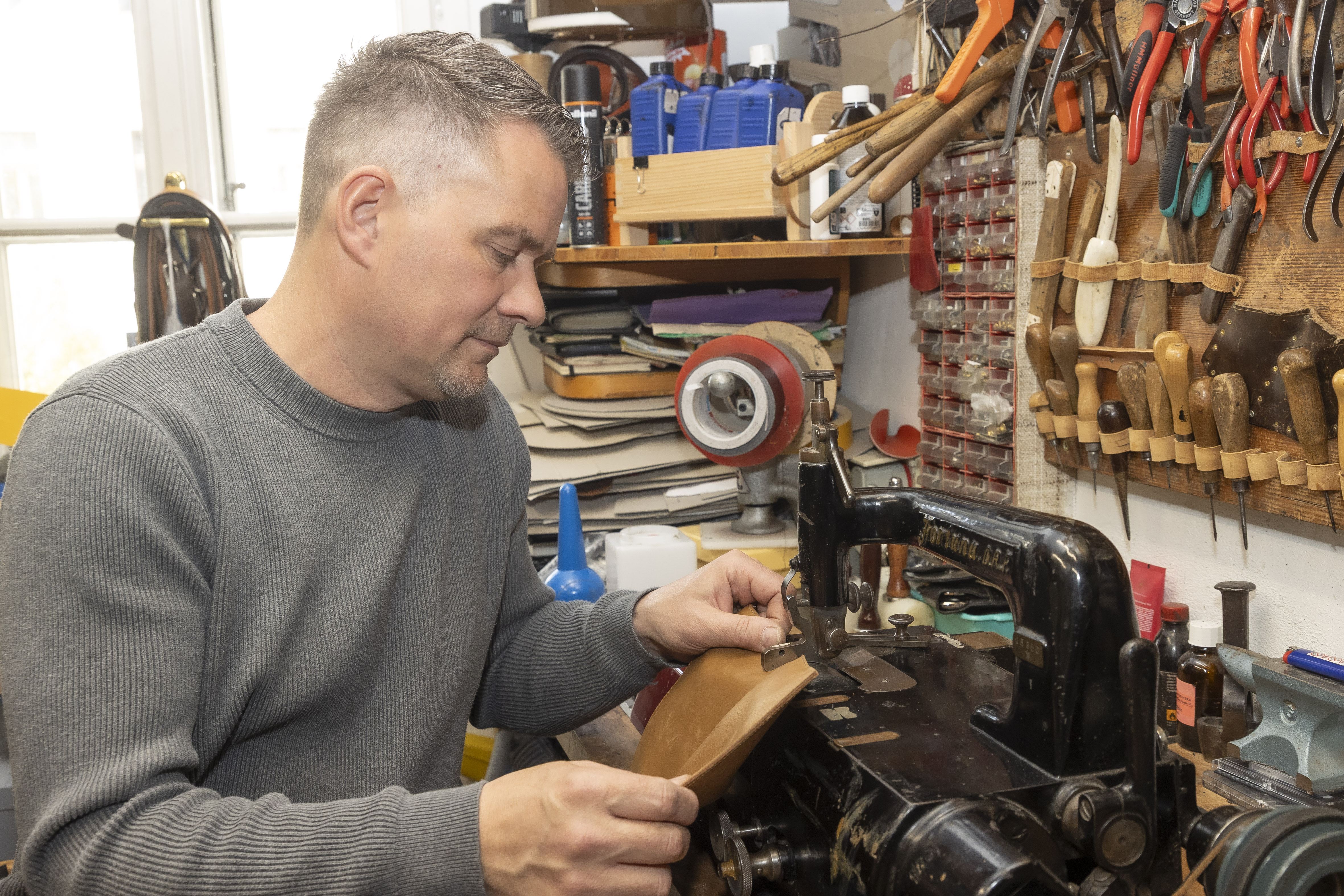 Bernhard Hladik in seiner Werkstatt im Kaiviertel.
