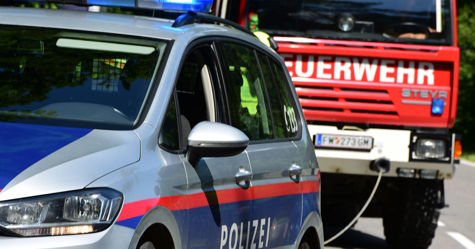 Einsatzfahrzeuge der Polizei und Feuerwehr