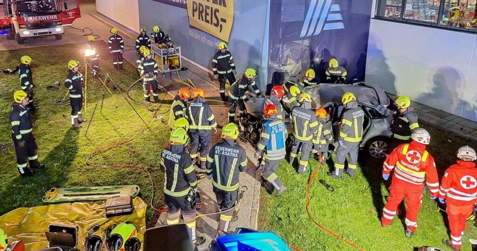 Rettungskräfte am Unfallort vor Hofer-Filiale.