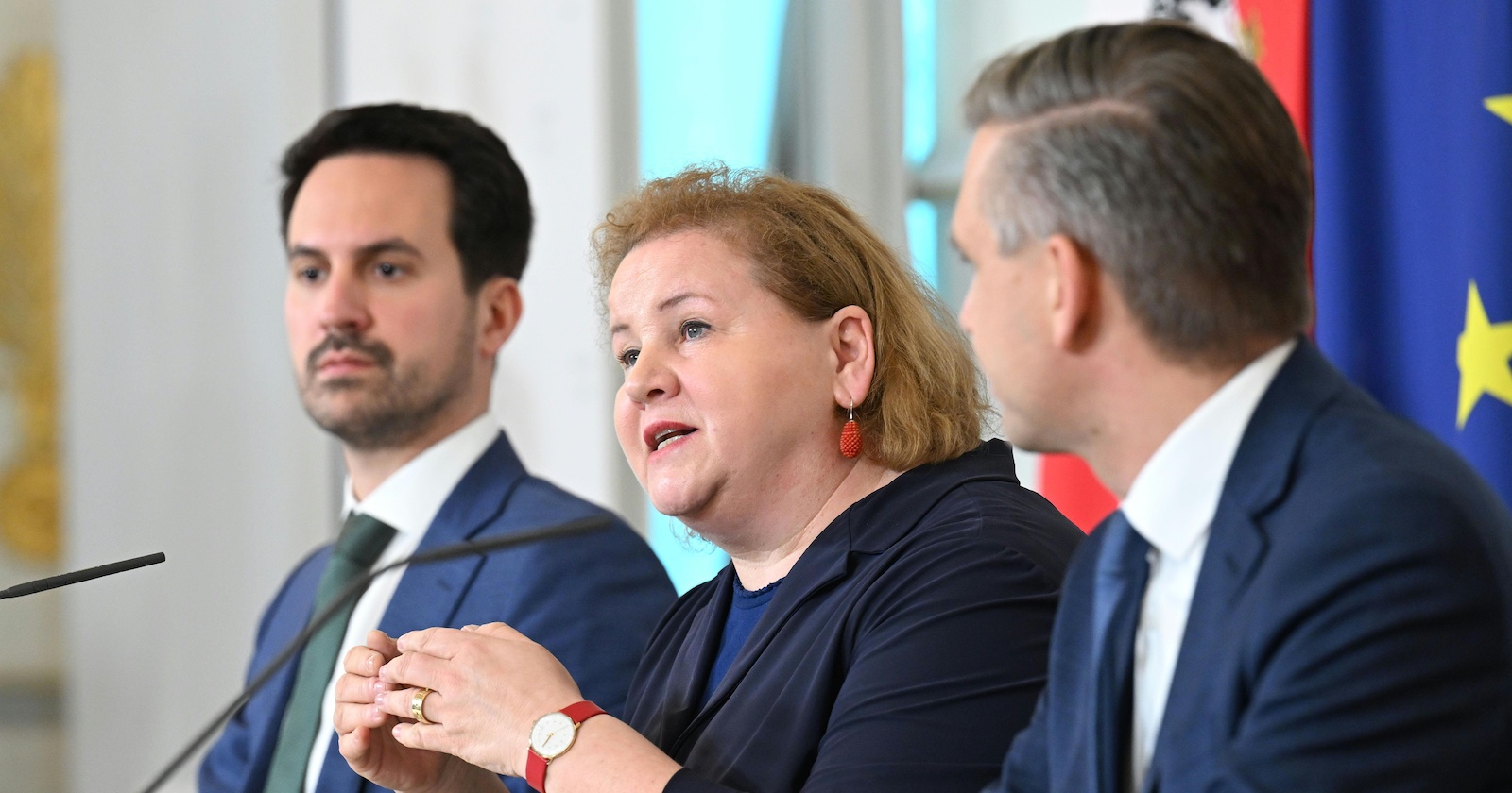 Bildungsminister Christoph Wiederkehr (NEOS), Sozialministerin Korinna Schumann (SPÖ) und Wirtschaftsminister Wolfgang Hattmannsdorfer (ÖVP) am Mittwoch, 2. April 2025, während des Pressefoyers anl. einer Sitzung des Ministerrates im Bundeskanzleramt in Wien