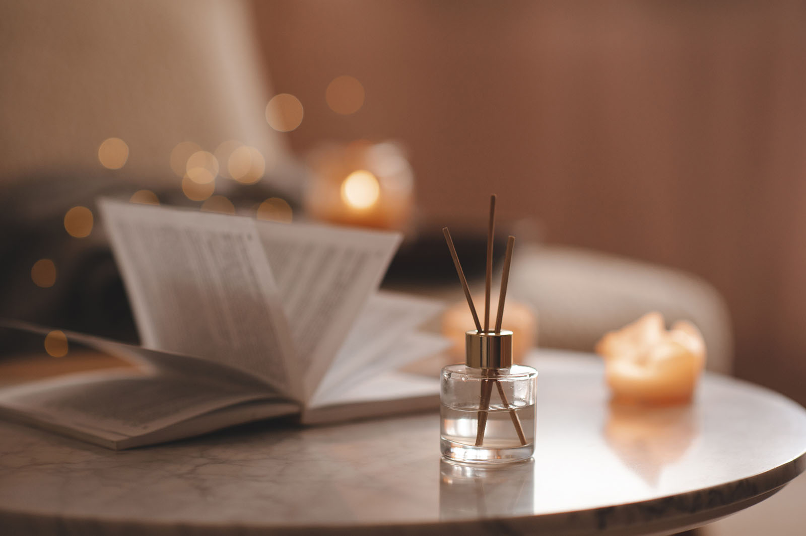 Raumduft auf einem Tisch | Credit: iStock.com/morrowlight