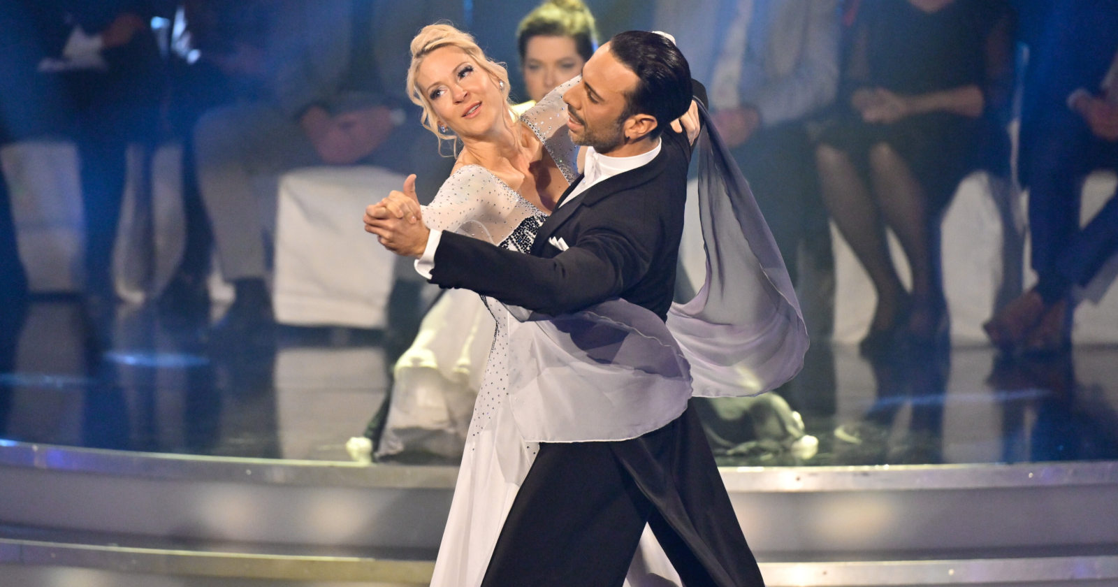 Blonde Frau tanzt mit Mann