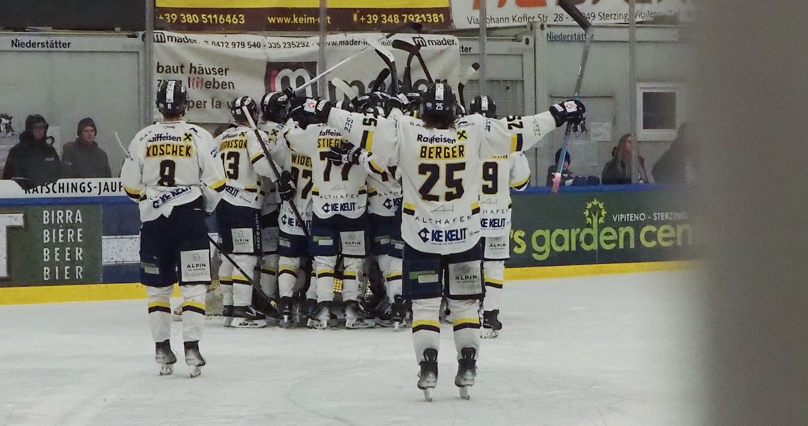 Die Zeller Eisbären feiern ihren historischen Einzug ins Finale der Alps Hockey League nach einem 3:0-Sieg im Halbfinale gegen die Wipptal Broncos.