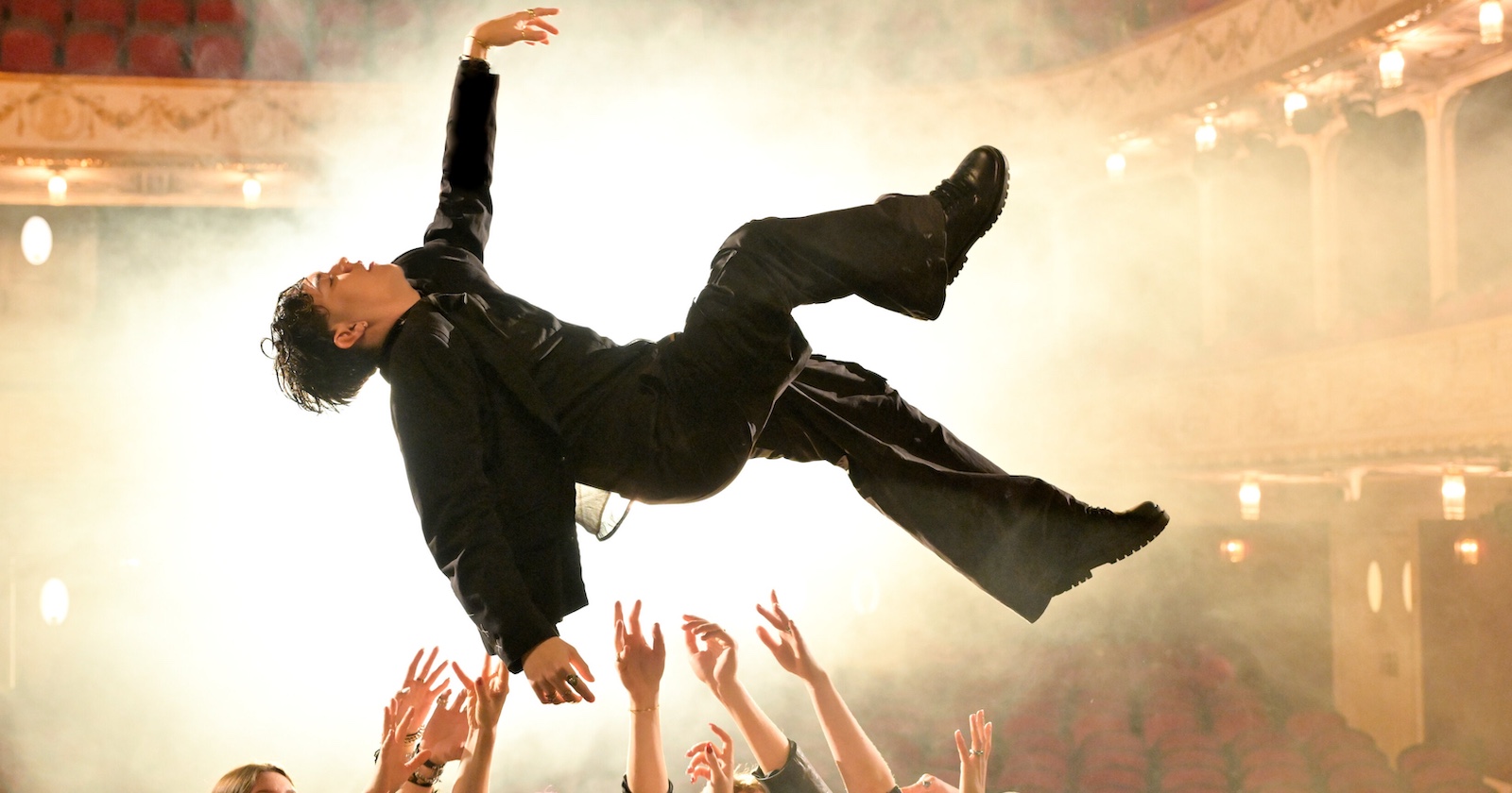 Song Contest-Sänger JJ schwebt in der Oper in der Luft