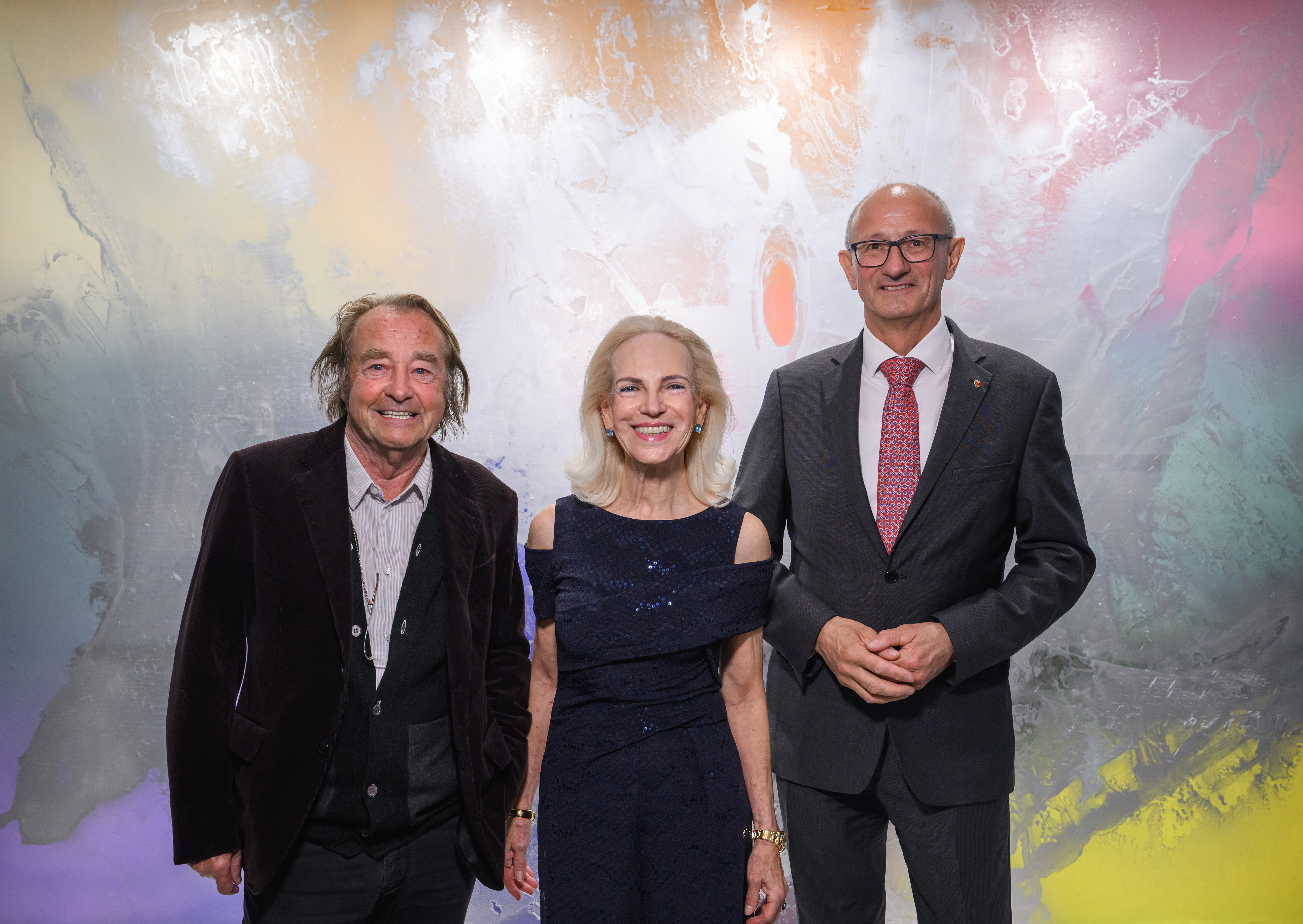 Künstler Hubert Scheibl mit Ingeborg Freudenthaler und Landeshauptmann Anton Mattle (v.li.).