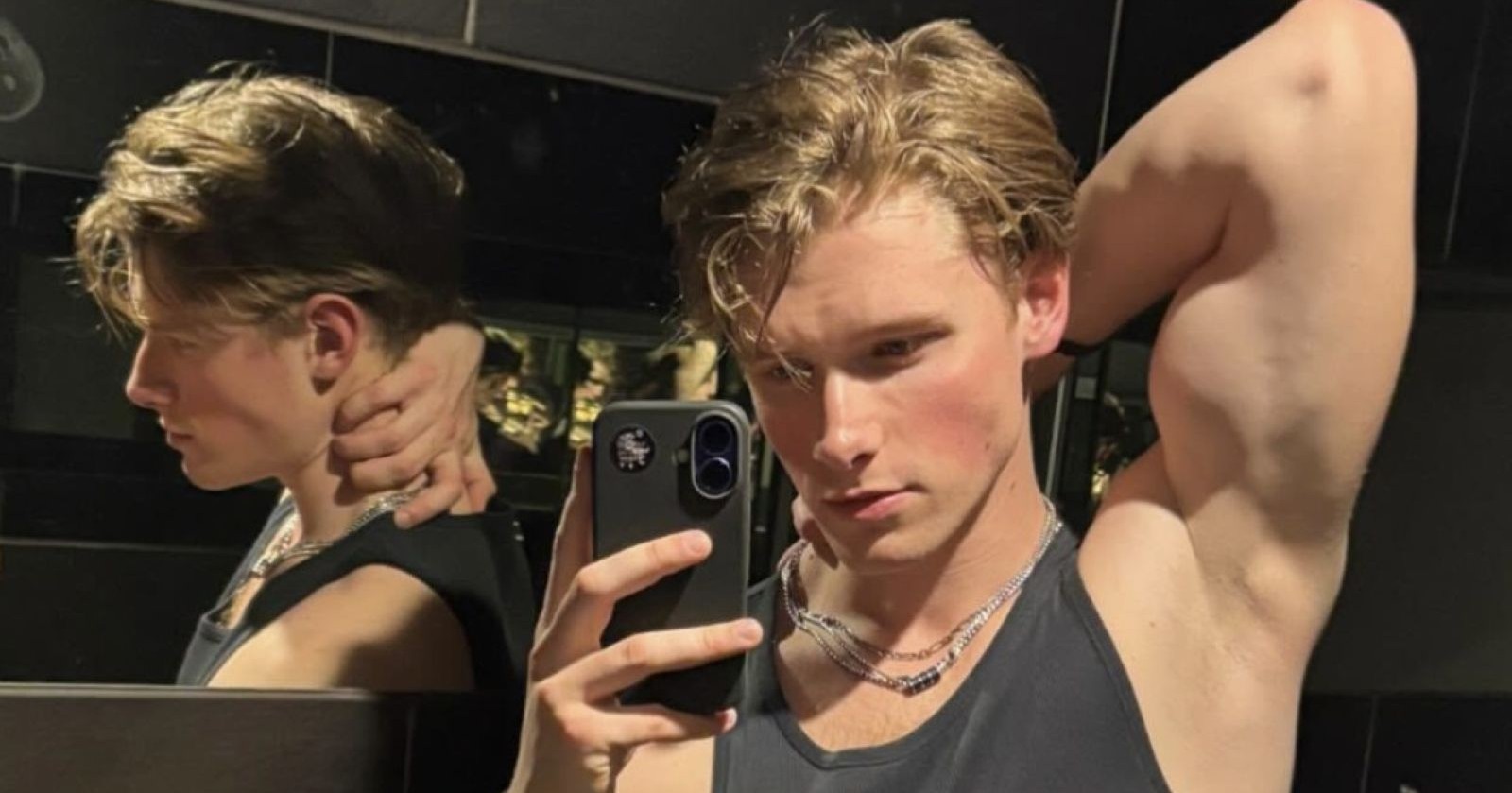 Felix L. fotografiert sich im Spiegel