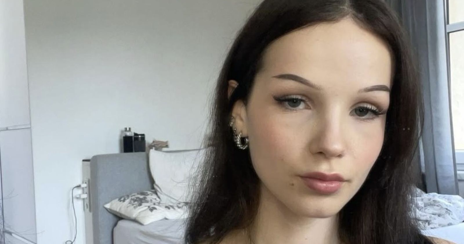 Lisa in ihrem Zimmer