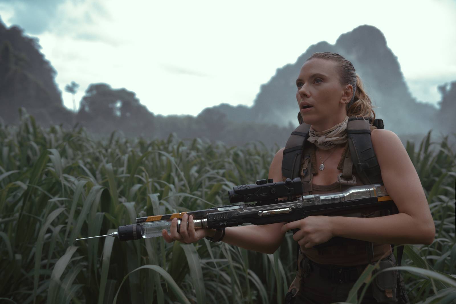 Eine Szene aus "Jurassic World - Die Wiedergeburt", in der Scarlett Johansson mit einem Gewehr im Anschlag durch den Urwald streift