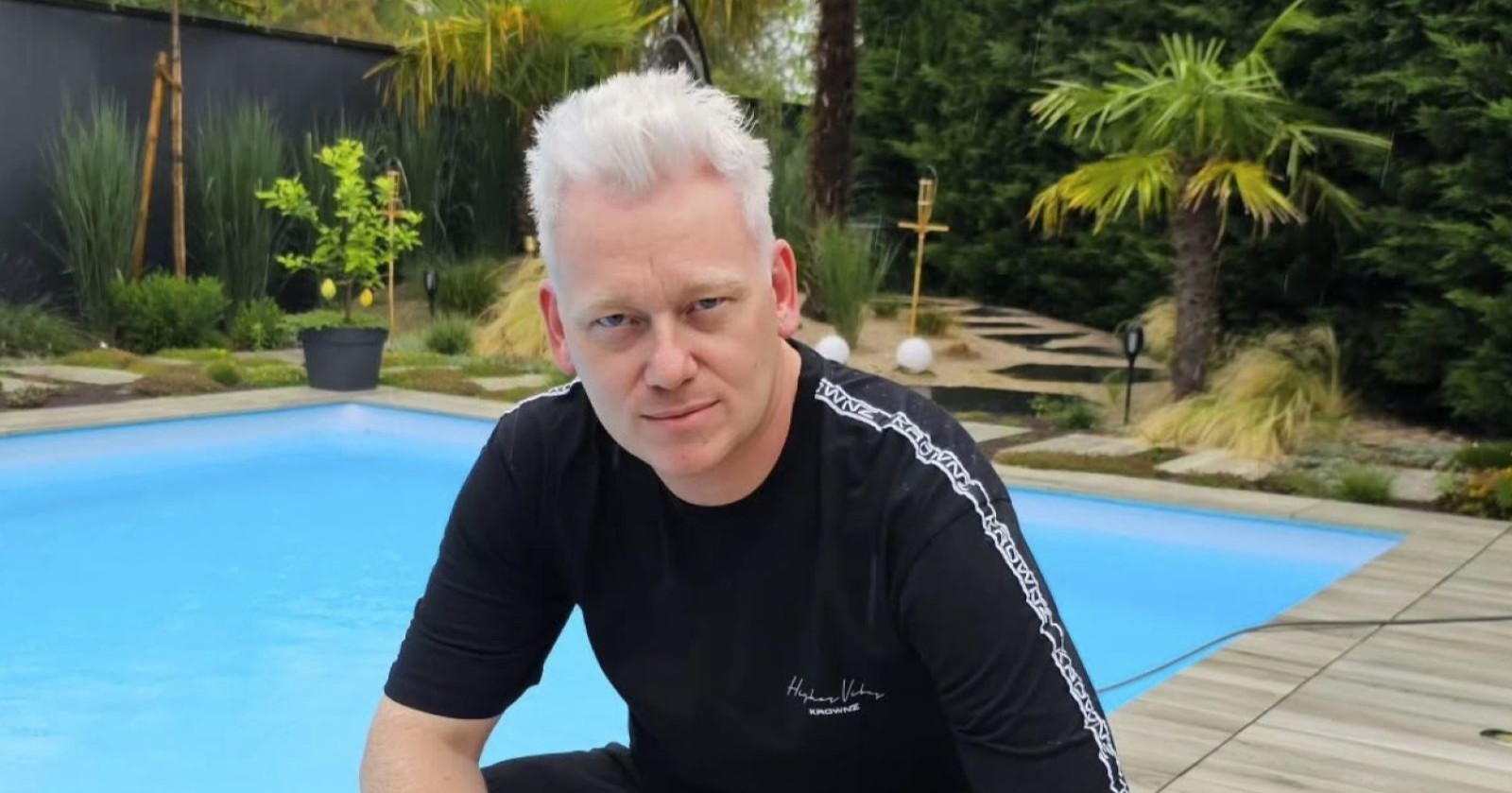 Jens "Knossi" Knossalla (38) am Pool