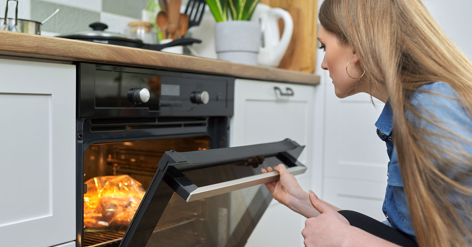 Frau öffnet Backofentür | Credit: iStock.com/Valeriy_G