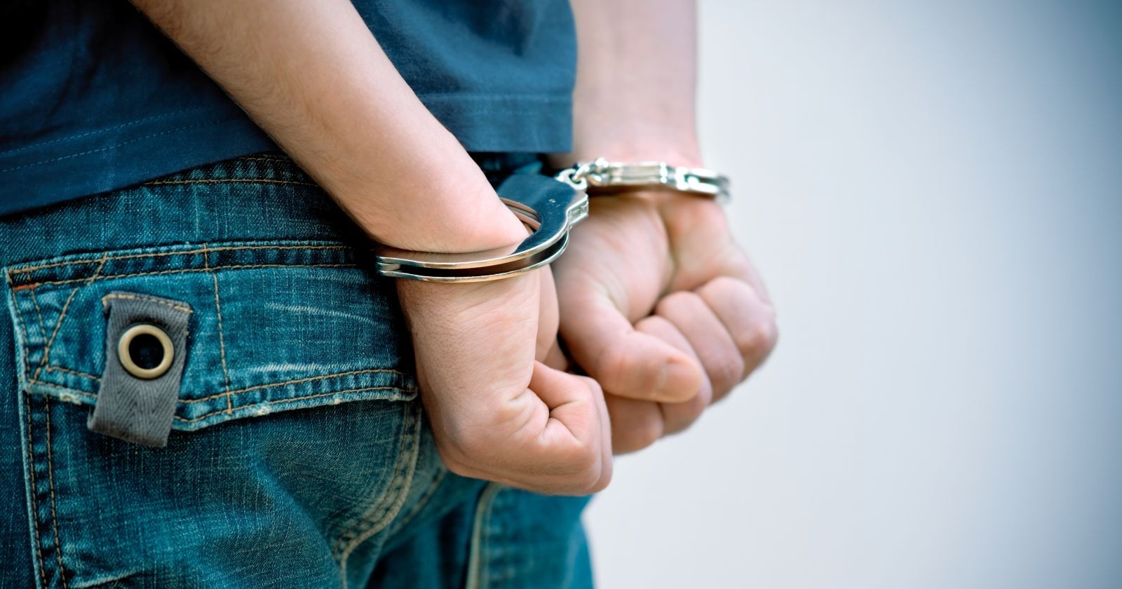 Teenager in Handschellen