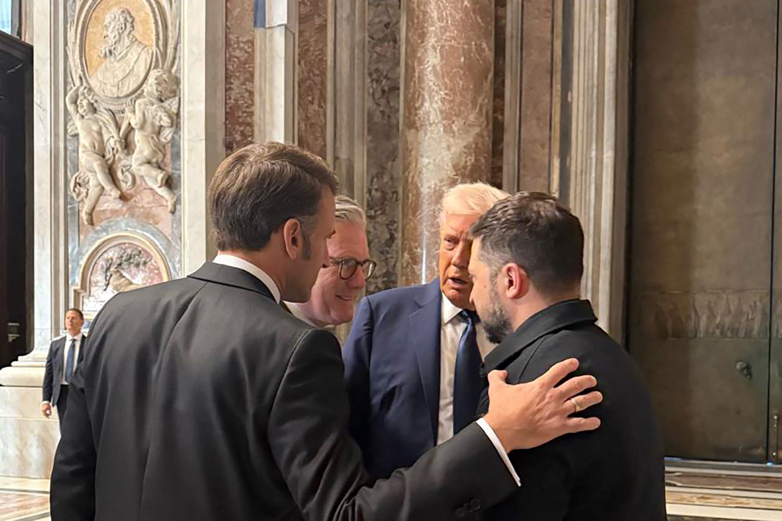 Emmanuel Macron, Keir Starmer, Donald Trump und Wolodymyr Selenskyj im Gespräch am Rande der Trauerzeremonie für Papst Franziskus im Vatikan.