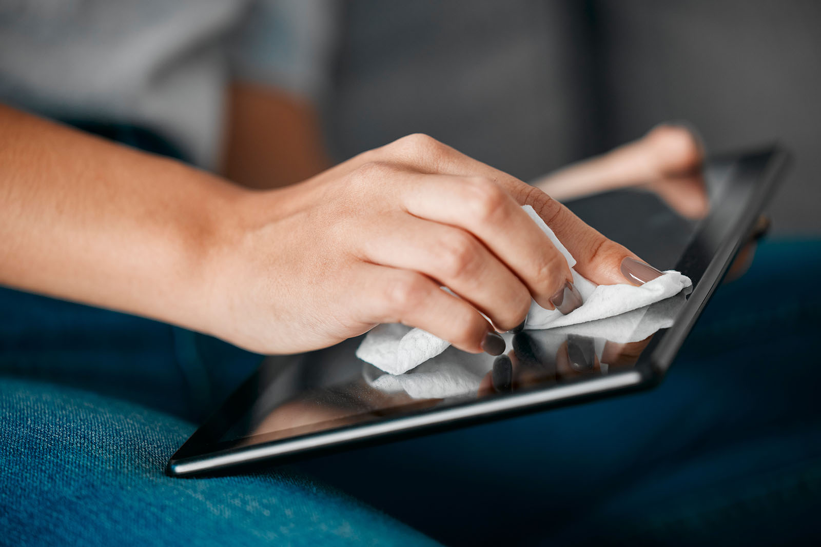 Frau putzt Tablet | Credit: iStock.com/PeopleImages